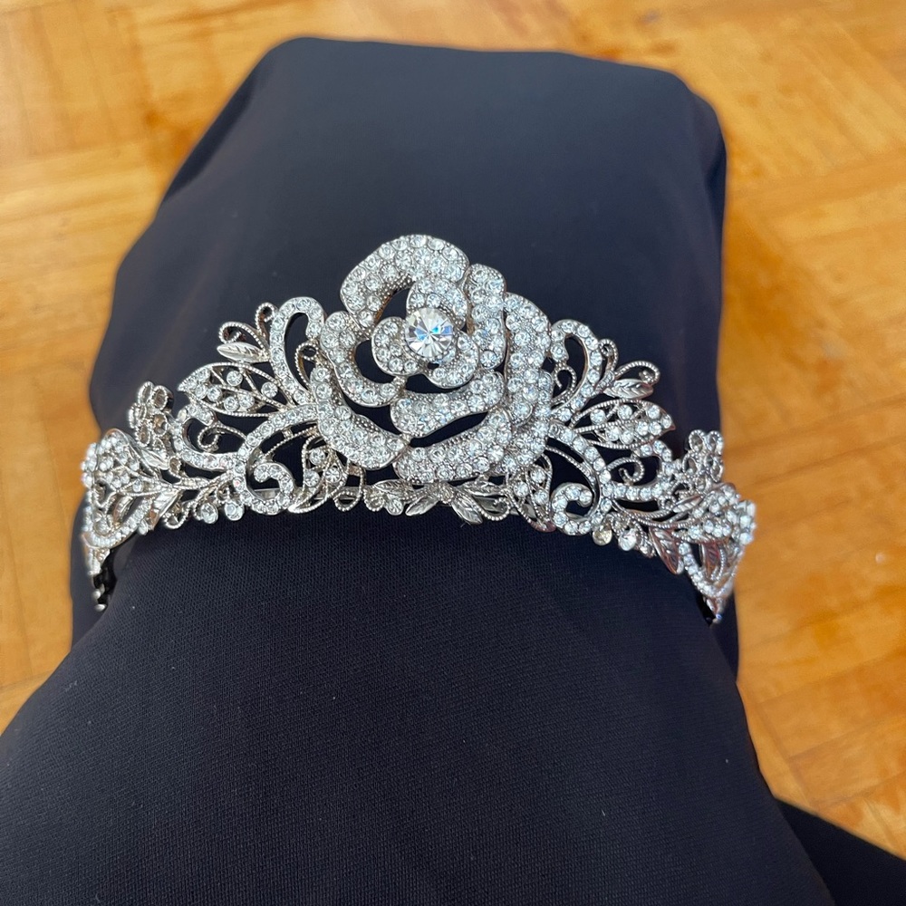 Crown - Picture 7 of 9